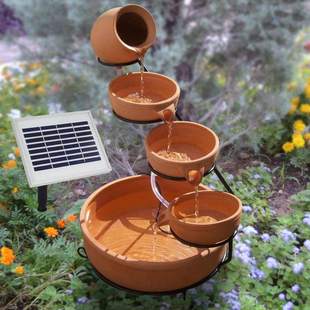 7. Fuente solar de barro con estructura metálica y panel solar de 2W